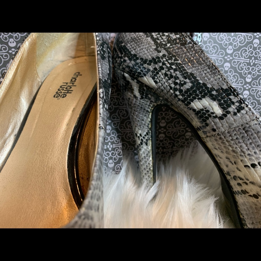 Women’s Fake Snake-Skin Heels - Picture 3 of 4